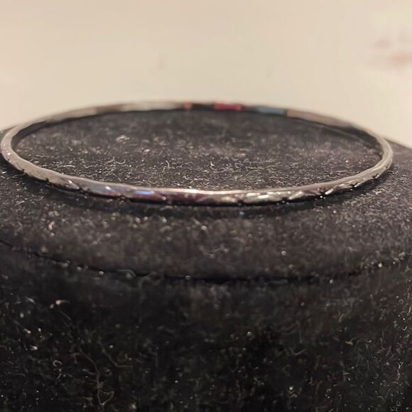 7.5” retro-1990s-solid gunmetal gray diamond textured stackable bangle bracelet - Picture 1 of 9